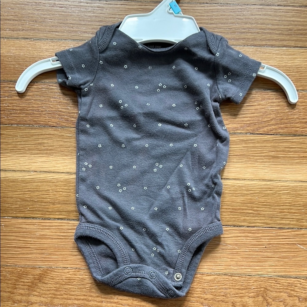 3 for $9 
Great condition Carter’s short sleeve onesie, size 3M